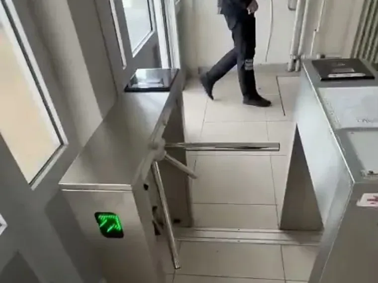 Konya'da bir bina girişine kurulmuş turnikeli kartlı geçiş kontrol sistemi, yeşil geçiş ışığı yanar durumda