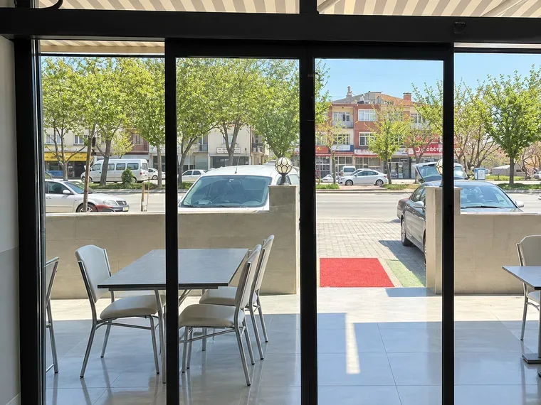 Konya'da bir işletme girişine kurulmuş fotoselli çift kanatlı otomatik cam kapı, içeriden görünüm