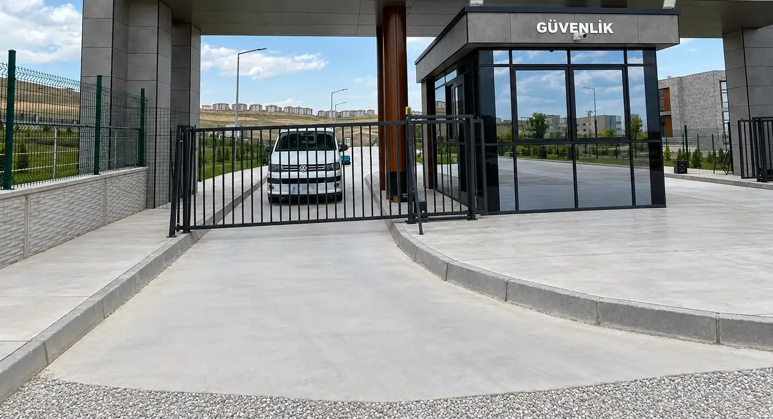 S.B.Ü. Beyhekim Eğitim ve Araştırma Hastanesi'nin Selçuklu, Konya'daki girişine kurulmuş motorlu kayar bahçe kapısı ve güvenlik kabini